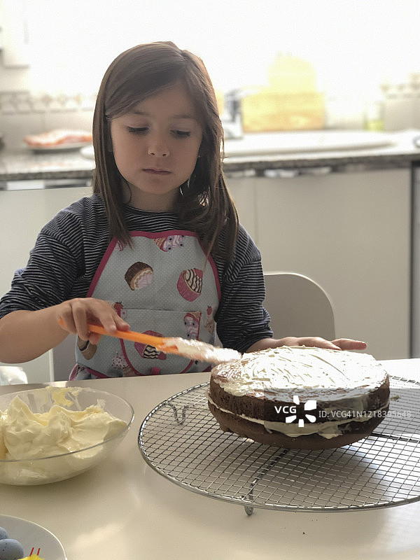 小女孩在做复活节蛋糕图片素材