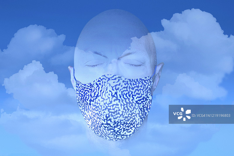 一个人戴着面具，头在云里的肖像。图片素材