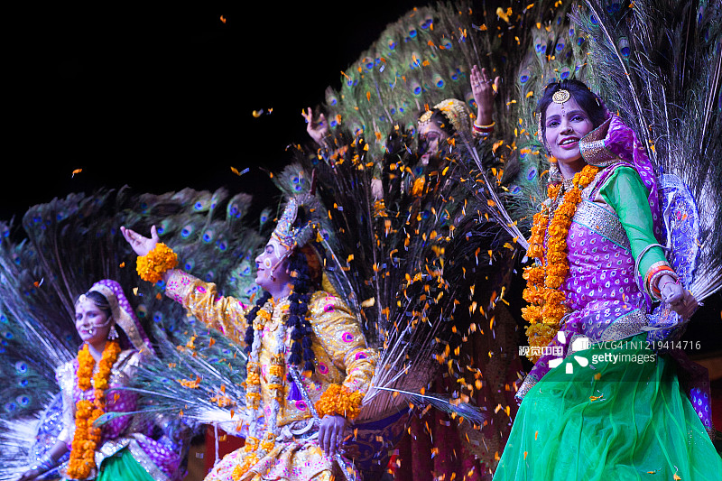 印度比卡内尔骆驼节上的印度舞蹈图片素材