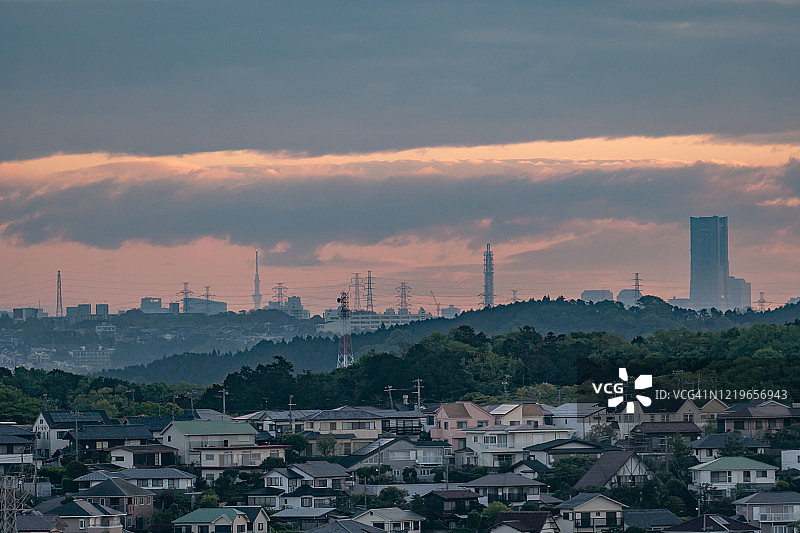 日本神奈川县的城市建筑和住宅区上的晨云图片素材
