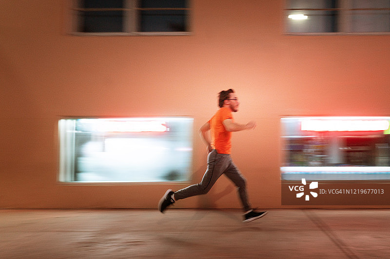 千禧一代在晚上跑步图片素材