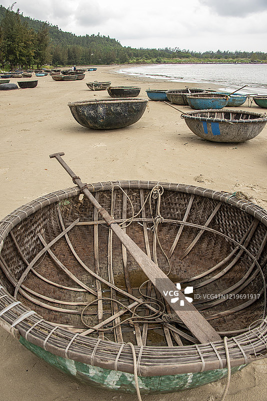 圆形竹篮渔船排列在岘港美溪海滩的白沙上图片素材