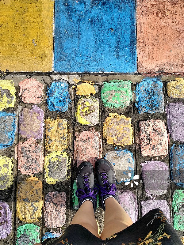 布宜诺斯艾利斯，卡米尼托，拉博卡，女孩脚踩在彩色地板上图片素材