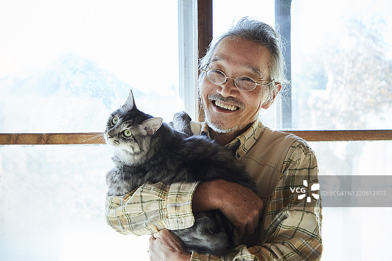 一个日本老人和他的宠物猫图片素材