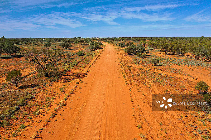 红土路和蓝天，在澳大利亚内陆的公路旅行图片素材