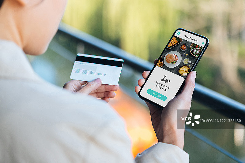 用智能手机和信用卡在家在线订餐图片素材