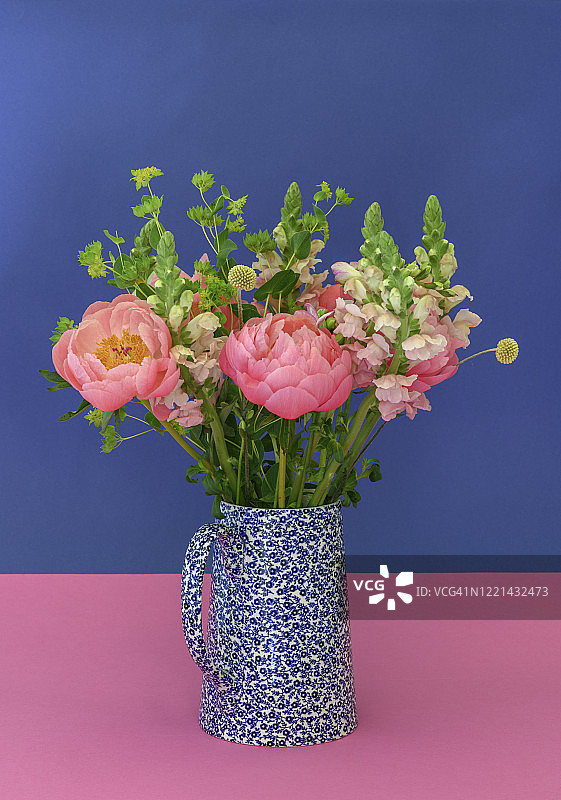 粉蓝底牡丹和其他花卉的花瓶图片素材