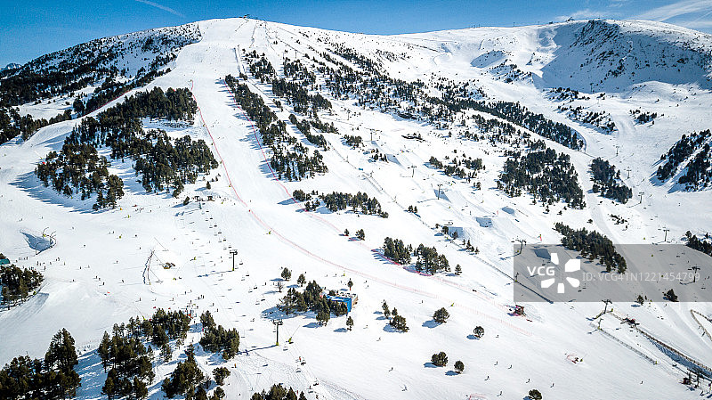 在安道尔的山景GrandValira滑雪度假村。比利牛斯山脉图片素材
