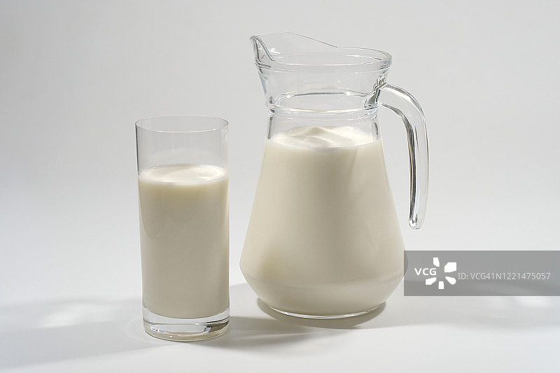 灰色背景上放着一杯新鲜牛奶。奶产品。图片素材