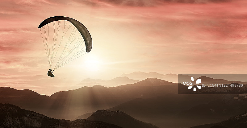 日出时的滑翔伞图片素材