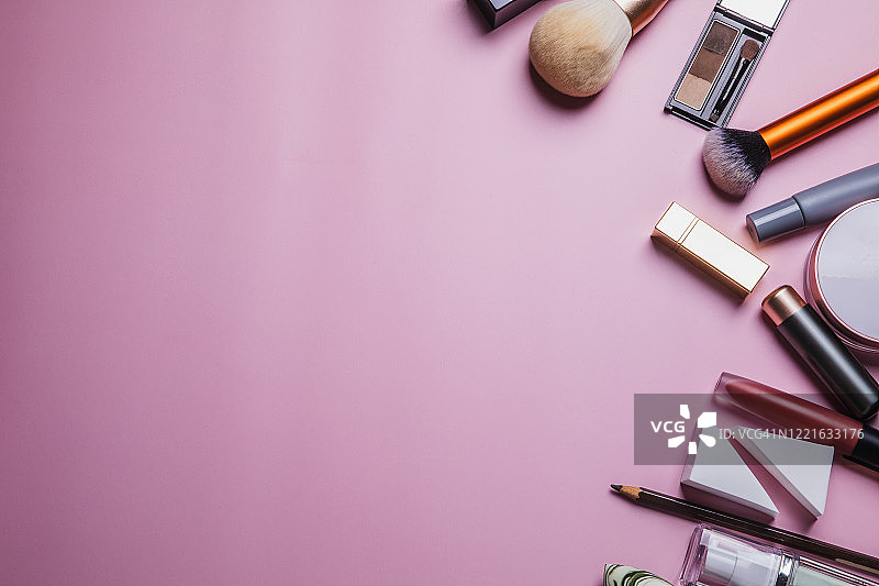 粉色背景上的化妆产品和工具图片素材