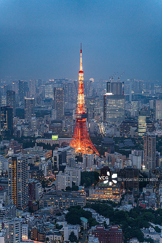 黄昏时分，东京塔被照亮，垂直观图片素材