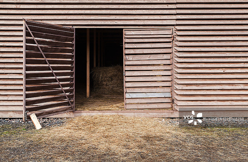敞开大门的旧木谷仓，乡村建筑图片素材
