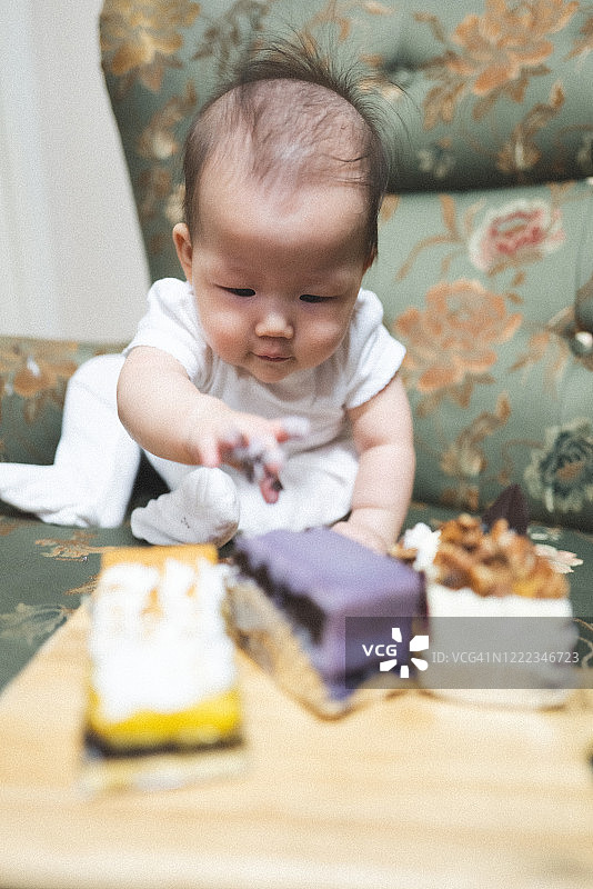亚洲婴儿玩蛋糕图片素材