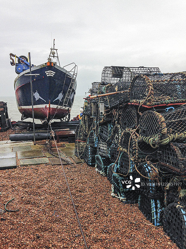 交易，英国肯特，2017年1月1日。迪尔海滩上的龙虾锅，绳子和渔船。图片素材