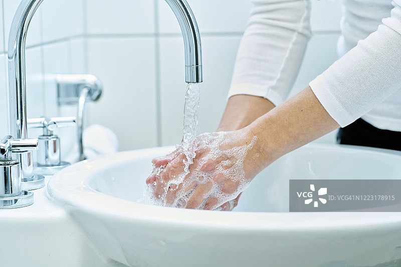 女人用肥皂洗手图片素材