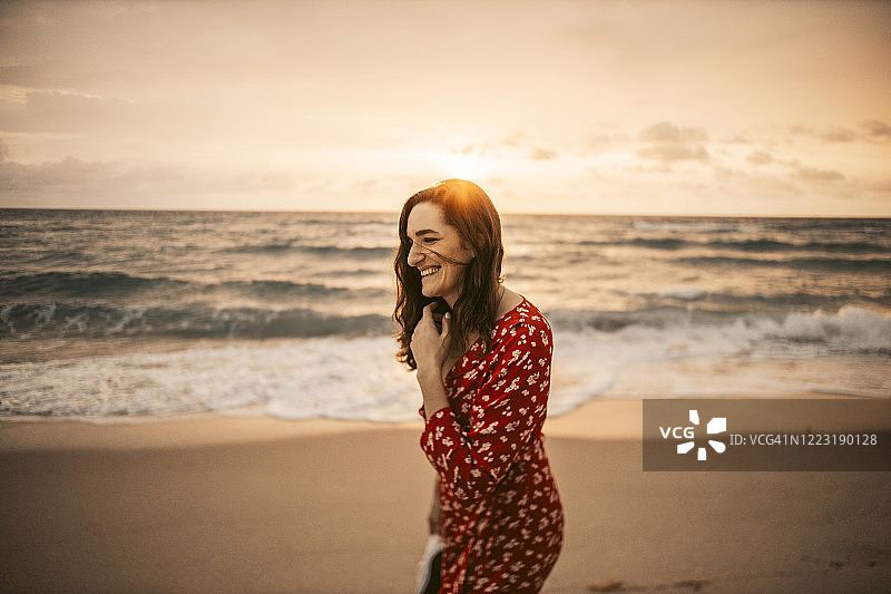 日出时在海边的快乐女人，迈阿密，佛罗里达，美国图片素材