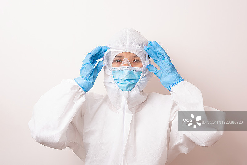 医生穿着防护服，防护病毒，隔离冠状病毒概念图片素材