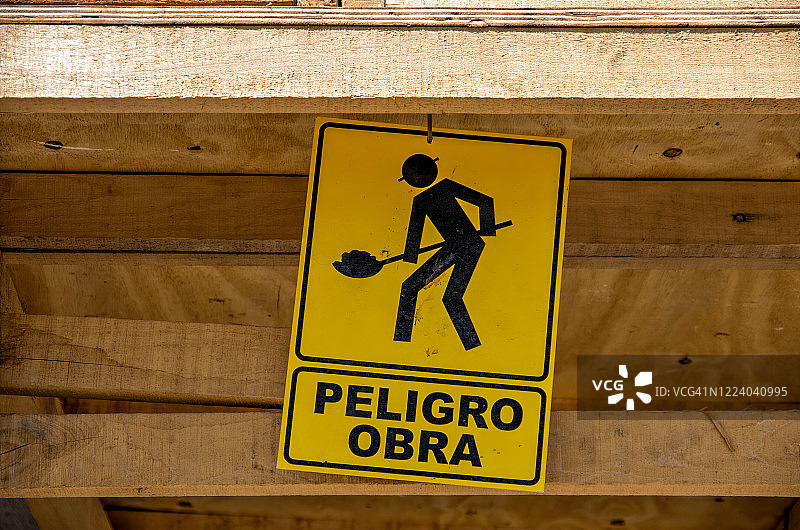 建筑工地用西班牙语写有“Peligro obra”的警告标志(危险工作)图片素材