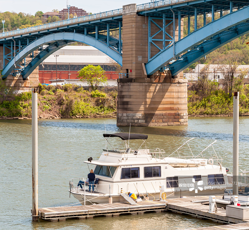 美国宾夕法尼亚州匹兹堡阿勒格尼河上的一艘船屋图片素材
