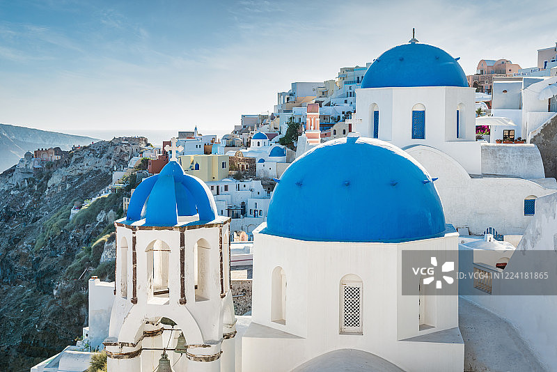 圣托里尼Cyclades上的蓝色穹顶和白色房屋的风景图片素材