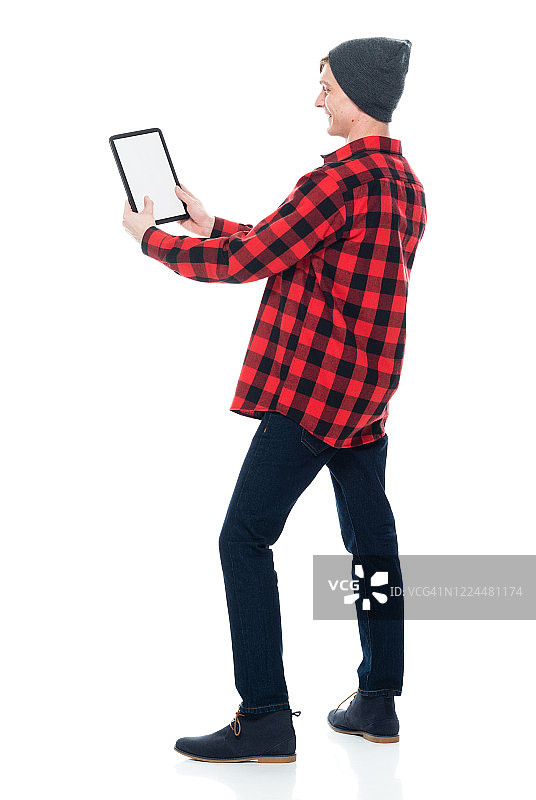 白人男性潮人站在白色背景穿着格子衬衫和使用触摸屏图片素材