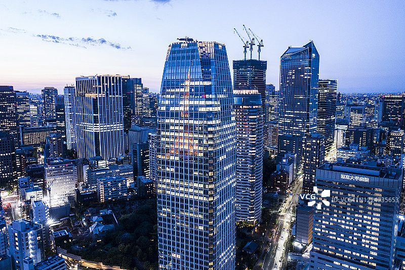 东京塔反射的建筑和市区鸟瞰图图片素材