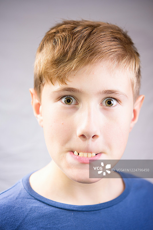 一个10-12岁男孩的情感肖像。快乐和有趣的情感肖像。图片素材