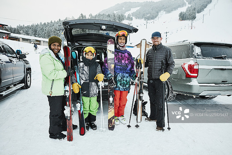 全家福在去滑雪前站在汽车后面图片素材