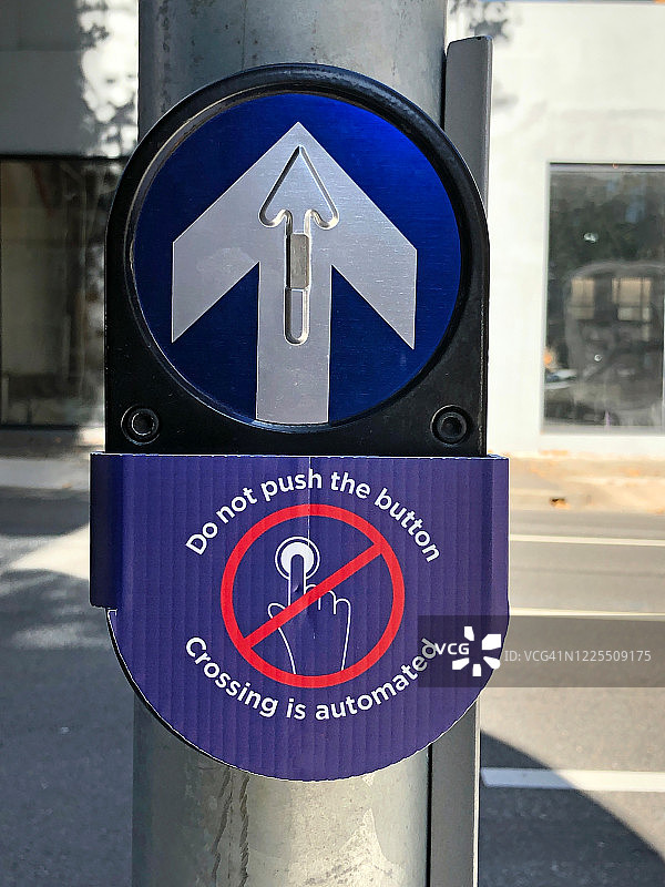 澳大利亚，在冠状病毒大流行期间，行人过街按钮被遮盖并自动执行图片素材