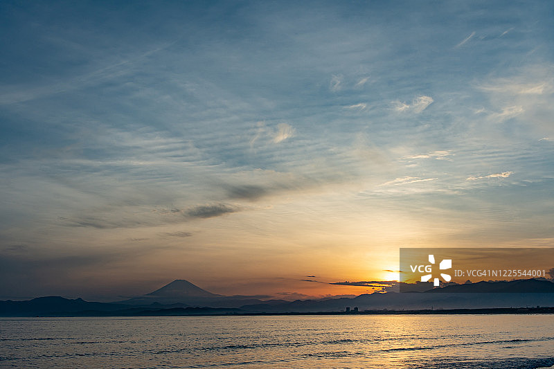 日本神奈川县富士山和太平洋上的夕阳图片素材
