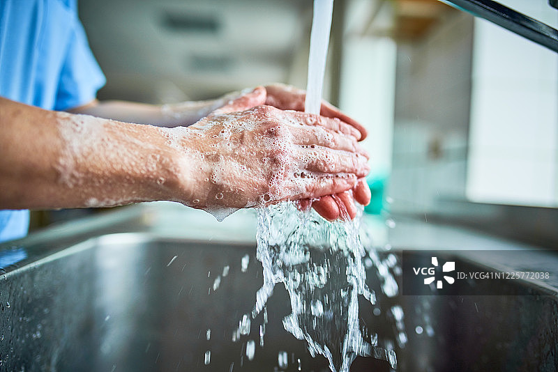 护士勤洗手，避免感染新冠肺炎图片素材