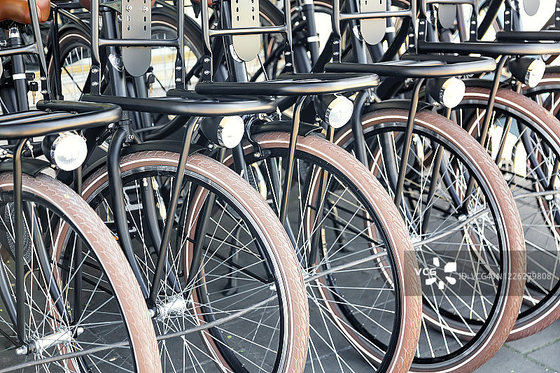荷兰阿姆斯特丹城市街道上的自行车停车场。阿姆斯特丹的标志性交通工具。图片素材