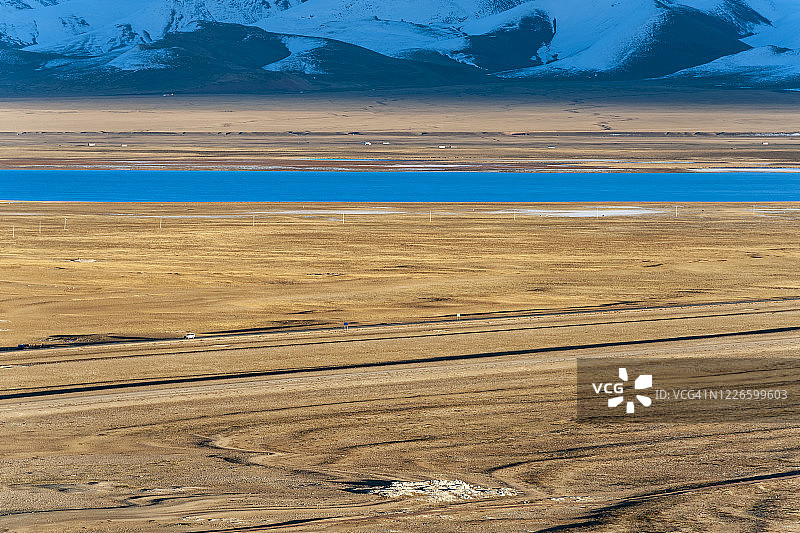 中国西藏的雪山和羊卓克雍措湖图片素材