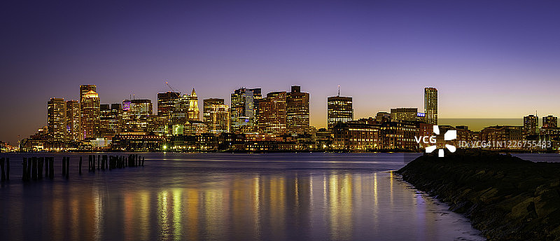 波士顿全景夜景和从LoPresti公园在波士顿，马萨诸塞州图片素材