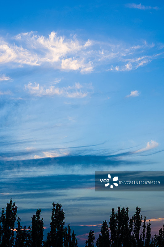 风景与戏剧性的浅蓝色天空背景与云，夏日图片素材
