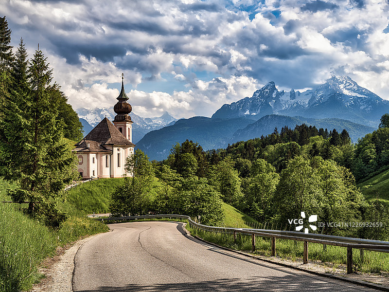 位于德国巴伐利亚州贝希特斯加登的玛丽亚·格恩朝圣教堂，背景是瓦茨曼山图片素材