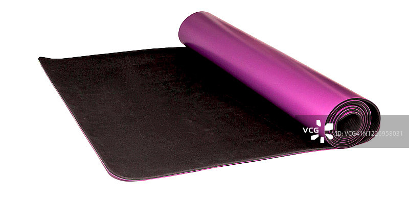 瑜伽垫紫色或紫粉色与黑色底部孤立的白色背景。健身垫概念图片素材