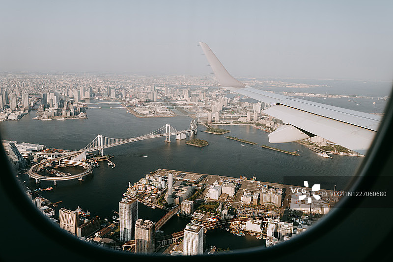 从飞机窗口看东京的天际线和彩虹桥图片素材