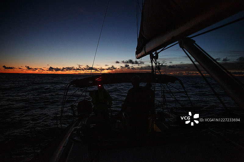 船上水手的夜景图片素材