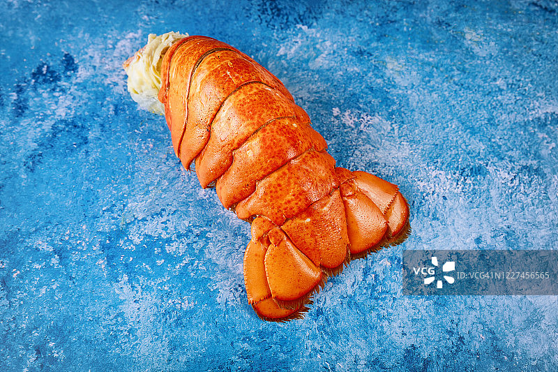 龙虾晚餐配煮龙虾尾图片素材