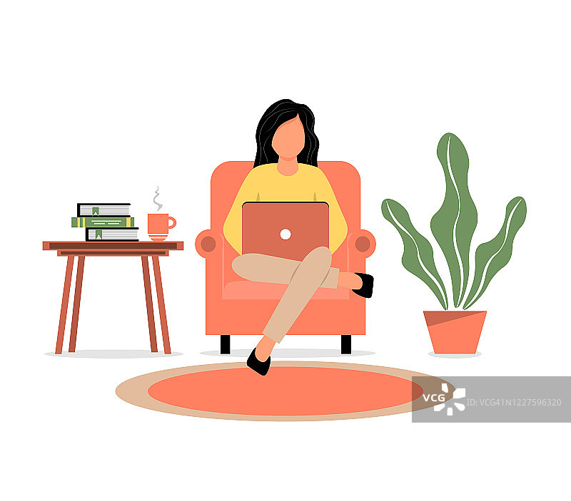 一个女孩坐在椅子上用笔记本电脑工作。家庭办公室。图片素材
