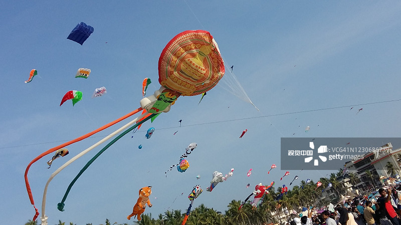 印度喀拉拉邦科瓦拉姆海滩风筝节上，人们在放风筝。图片素材