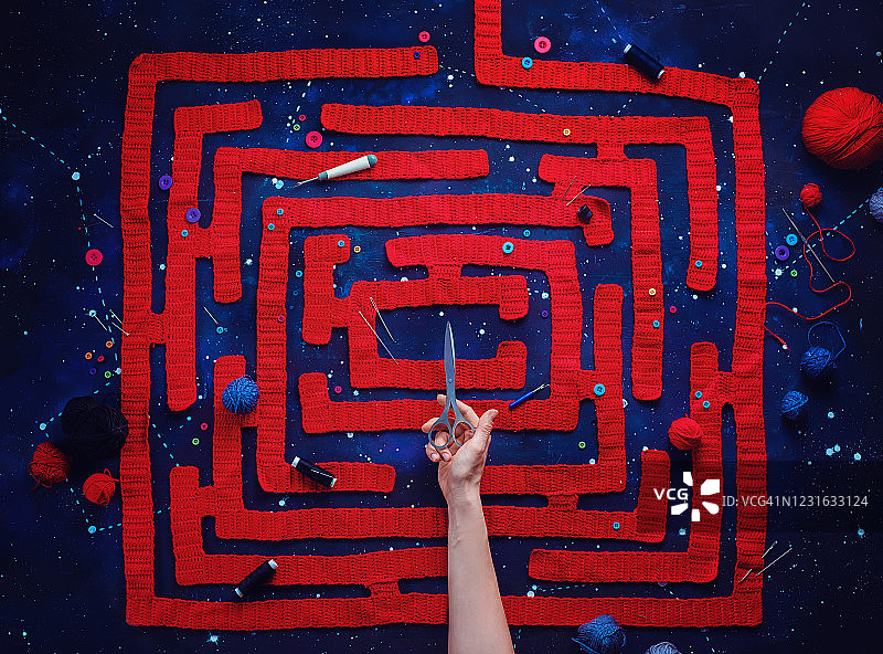 用手握剪刀编织迷宫，DIY概念，创意平铺图片素材