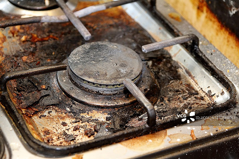厨房里肮脏的家用煤气炉。图片素材