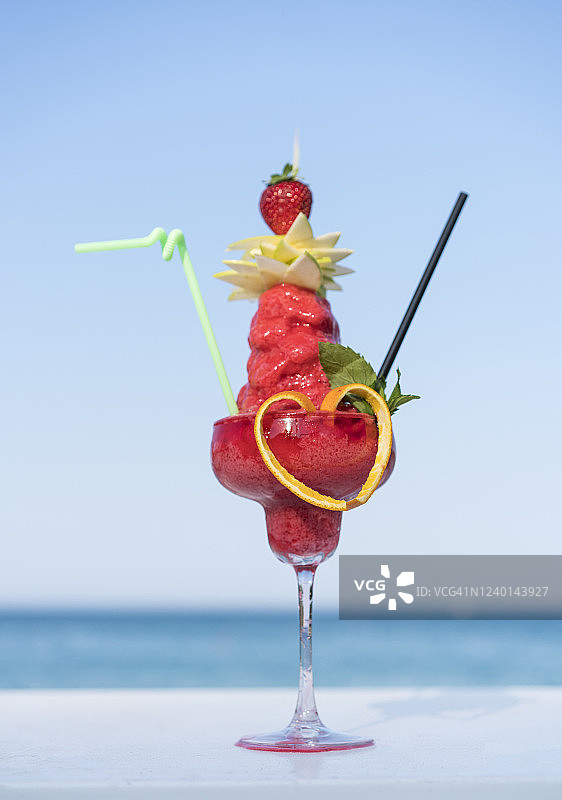 海滩上的草莓代基里玛格丽塔鸡尾酒图片素材
