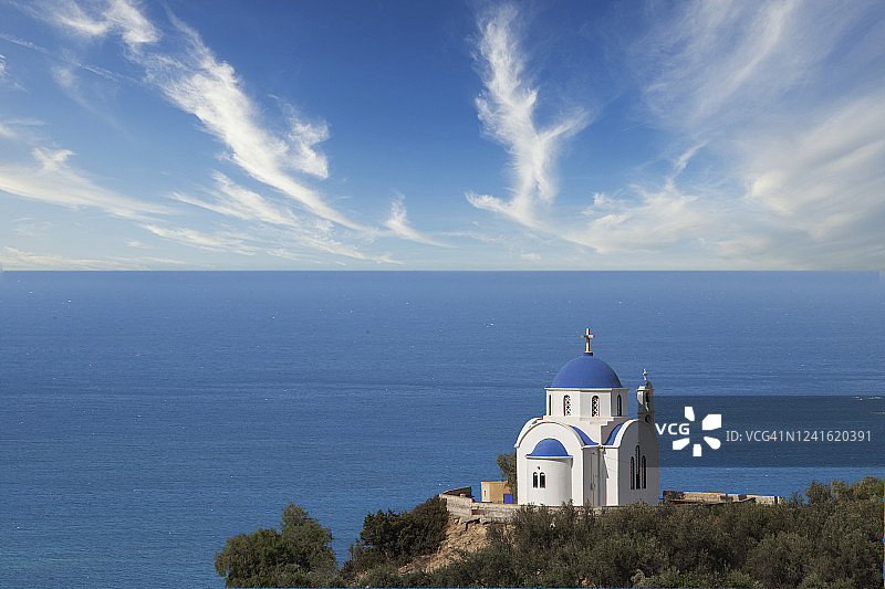 爱琴海上的东正教教堂。图片素材