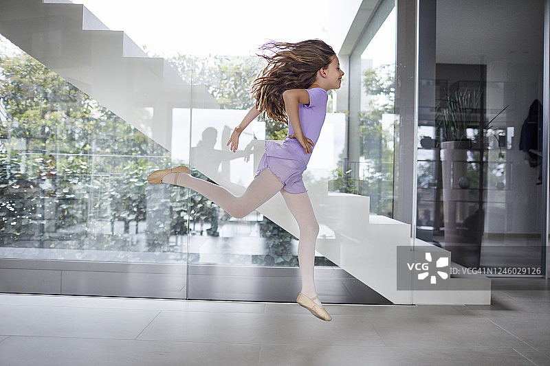 穿着芭蕾舞裙的女孩在家里跑来跑去图片素材
