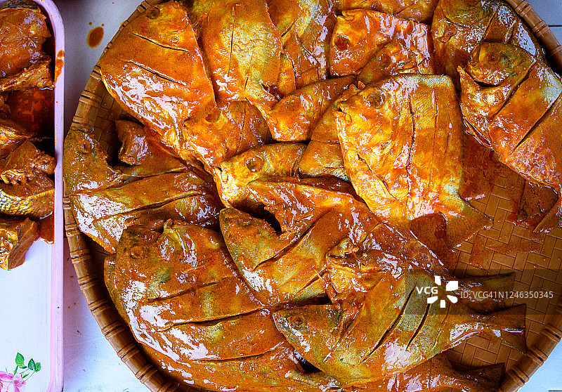 姜黄包覆鲳鱼煎盘，孟加拉国。图片素材