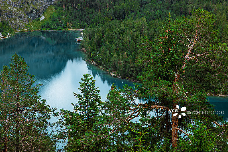 美丽的奥地利乡村风景的一个湖图片素材